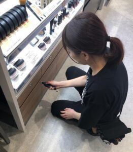 スマートロックを化粧品と美容の現場で使用する女性