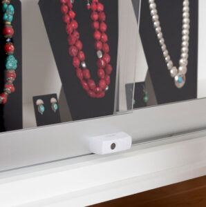 InVue スマートPlunger Lock (ホワイト)、高度なセキュリティ・ソリューション用に設計されています。