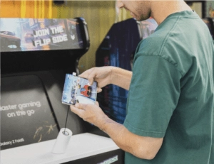 InVue 、ゲームを手にする男性