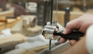 OneKEY ガラスキャビネットの鍵開け
