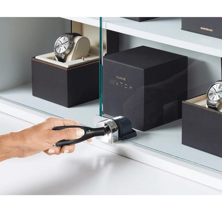 セルフラッチShowcase Lock によってロックが解除されるOneKEY