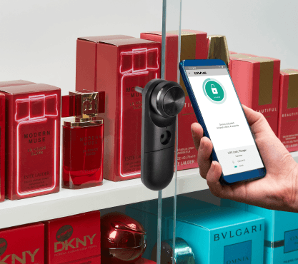 ガラス扉付きの香水ケースで、スマホによって解錠されるスマートロック
