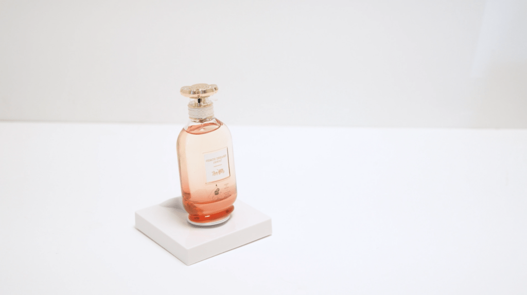 「InVue Tile」に取り付けられたフレグランステスター。薄型の正方形のテスターディスプレイで、白い台座の上に置かれている。