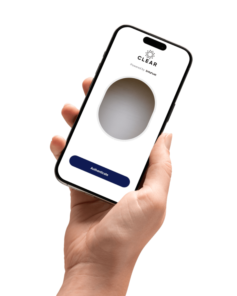 InVue が提供する「Customer Self-Access」の本人確認画面が表示されたスマートフォンを手に持つ手