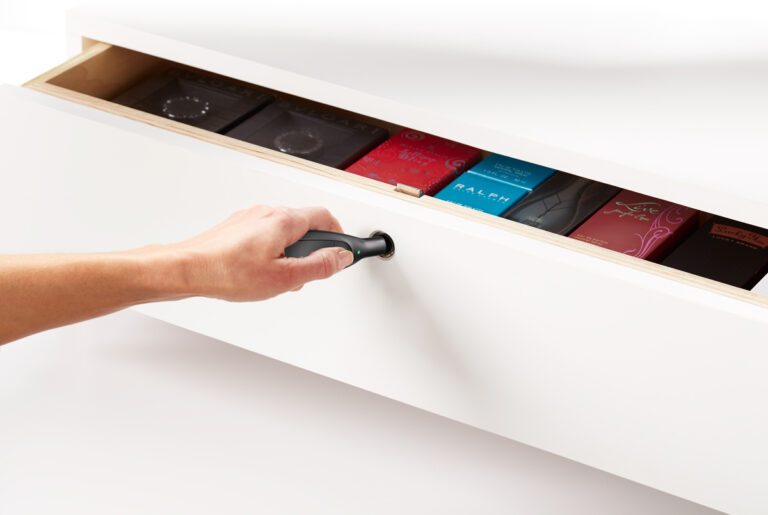 小売店の在庫保護用セルフラッチ式引き出しロック。OneKEY Access