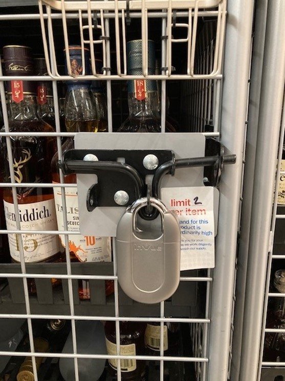 Padlock Meijerの店舗で酒瓶を檻の中で保護する。