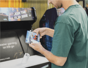 InVue 、ゲームを手にする男性