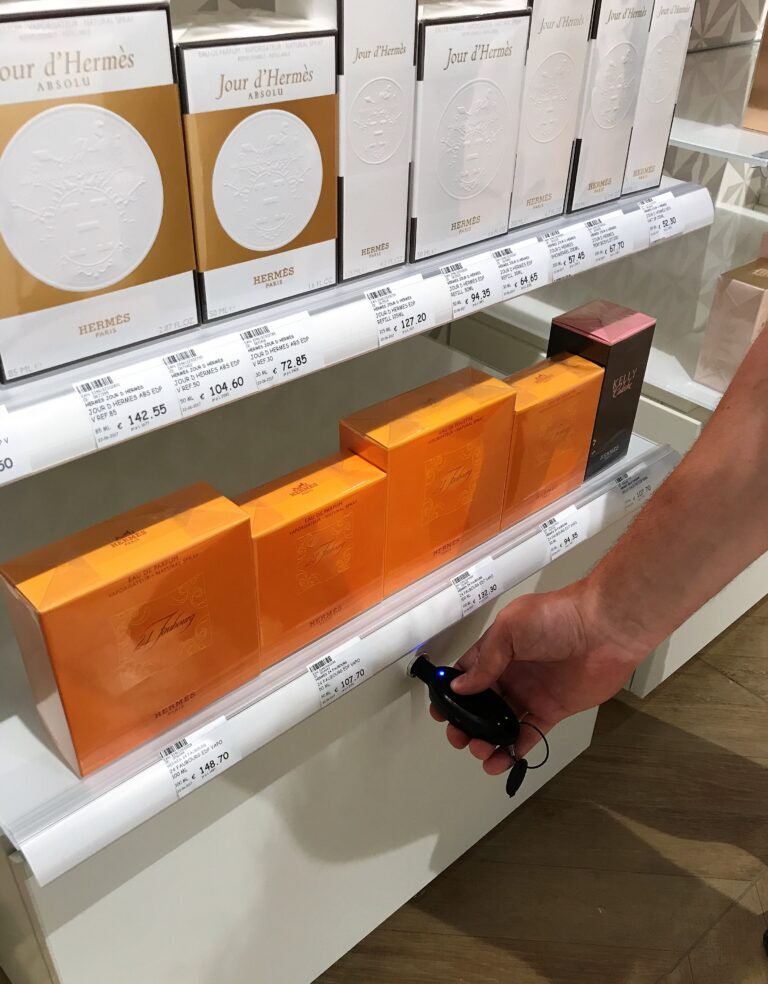 スマートロック付きの引き出しで、スタッフが顧客に配布したりテスターを補充したりするための香水やフレグランスの在庫を保管します。