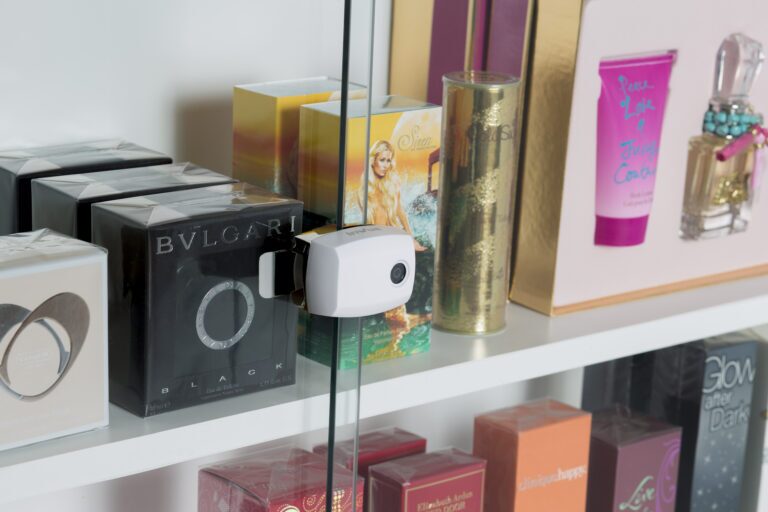 電子キーで操作するガラス陳列ケース用ロック。化粧品を安全に保管します。