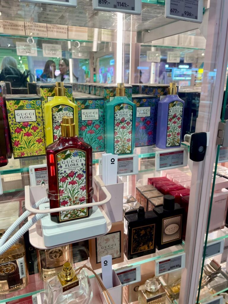 小売店での盗難防止のため、Zips で固定されたフレグランステスター。