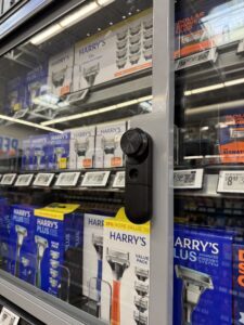 ハイパーマーケットや大型小売店のガラスショーケースに設置されたスマートロック