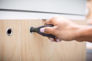 関連付けInVue OneKEY アクセス制御の実演として、施錠された小売用キャビネットのロックを解除する。