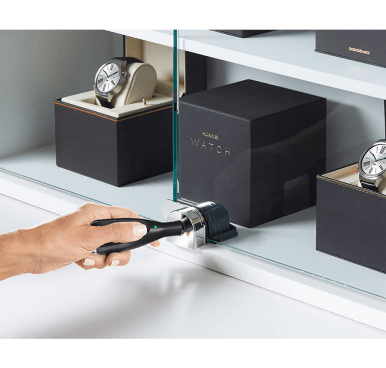 セルフラッチShowcase Lock によってロックが解除されるOneKEY