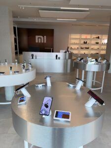 テーブルの上に商品が陳列されたMiiストア