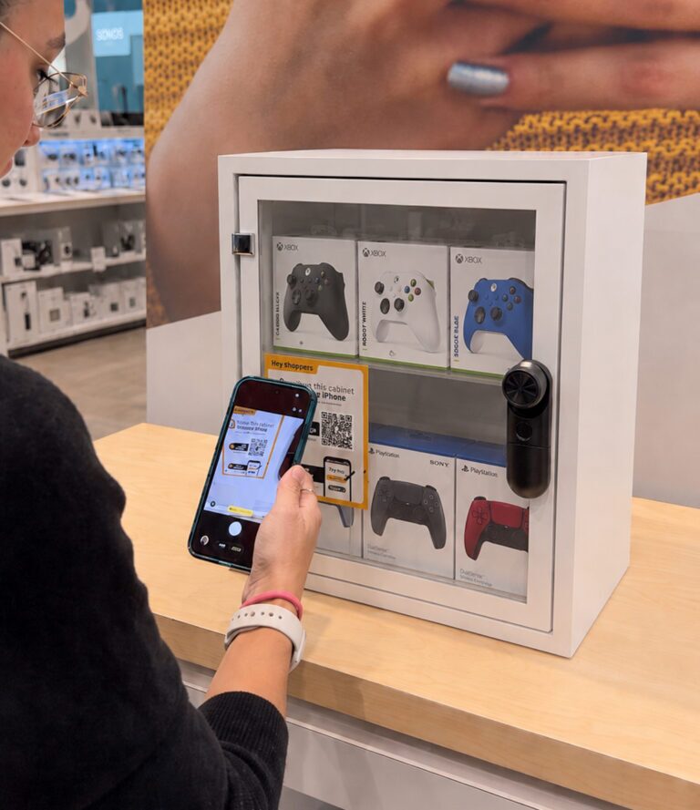 「顧客によるセルフアクセス」機能により、顧客はコードをスキャンして、施錠された商品キャビネットにアクセスすることができます。