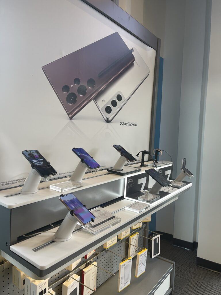 LIVE OnePOD AT&Tストアで携帯電話とiPadを展示