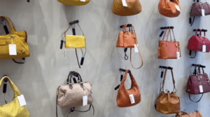 ケーブルロックを使った財布の展示