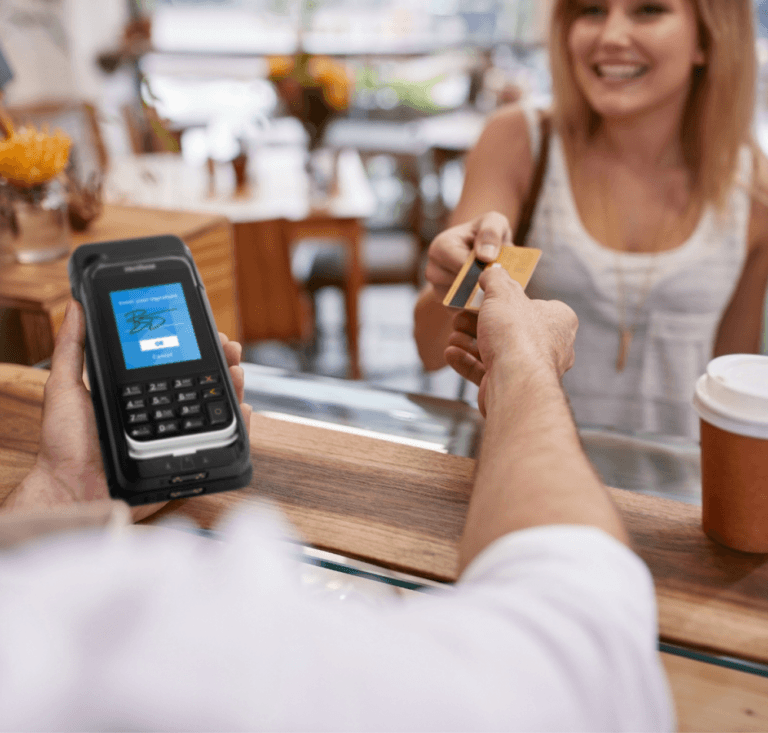 クレジットカードを手にする女性mPOS