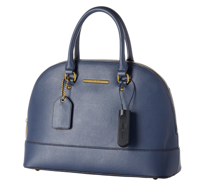 セルスルー商品のセキュリティのため、財布にケーブルロックを装備