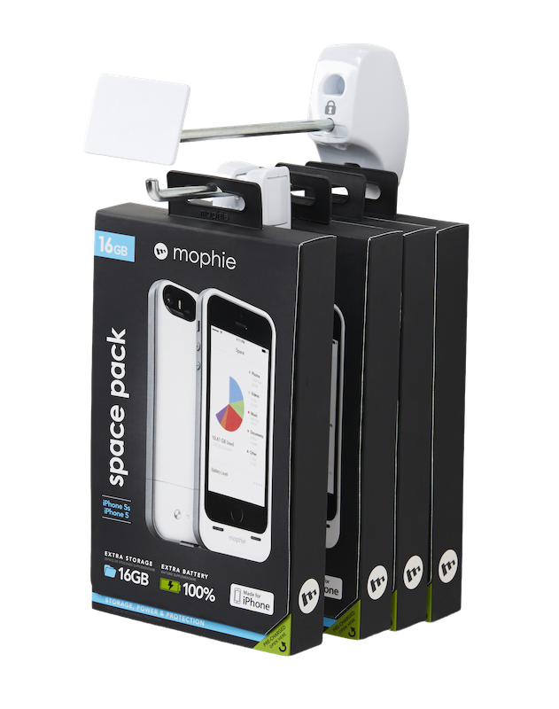 InVue セキュリティフックに吊り下げられた電話アクセサリーボックス。