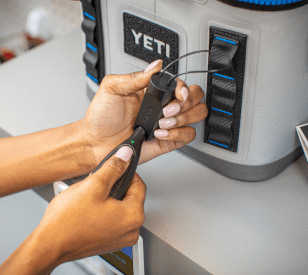 OneKEY イエティクーラーに固定されたケーブルロックのアンカーを開ける