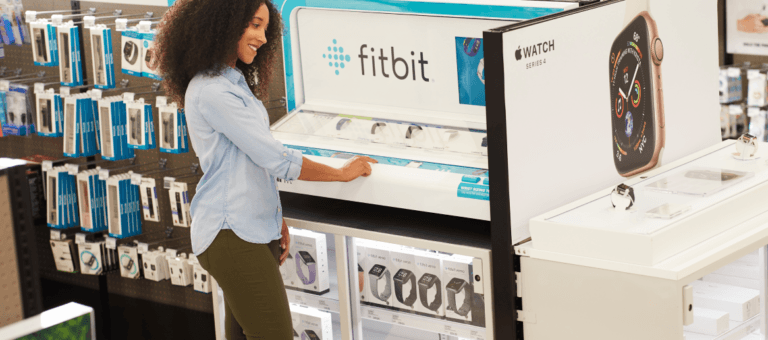 小売店のFitbitディスプレイの女性