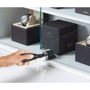 セルフラッチShowcase Lock によってロックが解除されるOneKEY