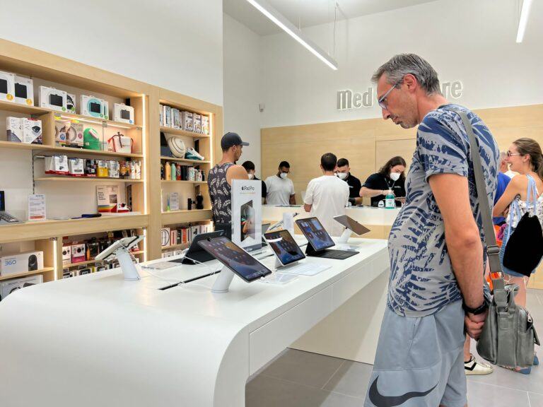 LIVE OnePOD イタリアの店舗で携帯電話とiPadを展示