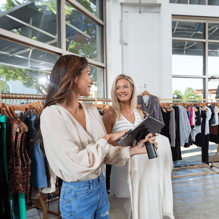 二人の女性がいる店舗でのPOS