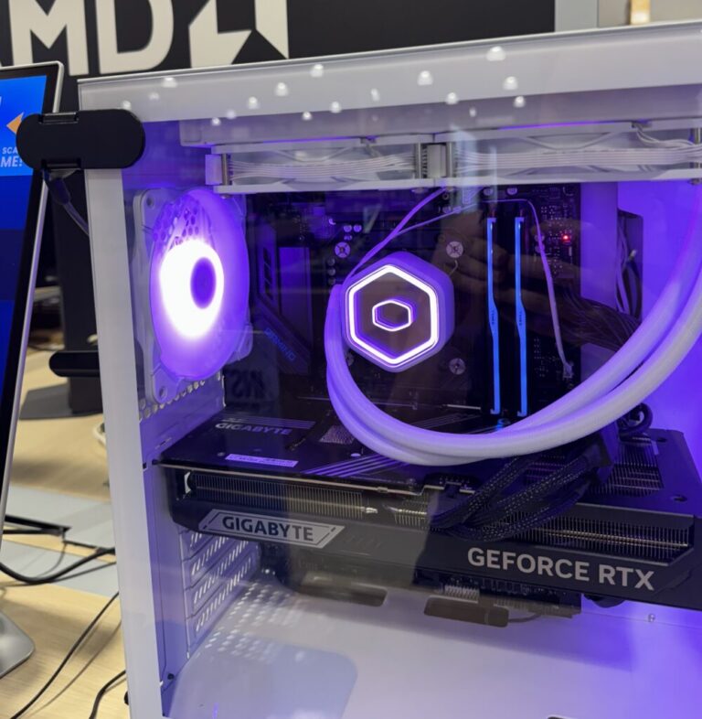 RAMとグラフィックカードが搭載されたゲーミングPCのタワー型本体を固定するデスクトップロック