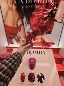 各テスターを確実に保護しつつ、美容ブランドの魅力を引き立て、顧客が香水を実際に試せるようにするセキュリティ機能を備えたフレグランス・テスターのディスプレイ