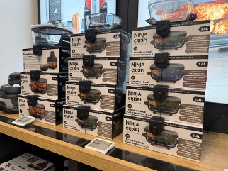 InVueパッケージ保護：コーナーPackage Wrap が、ハイパーマーケットの商品をしっかりと保護します。
